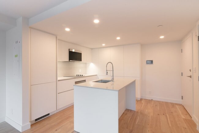 Building Photo - 3460 Rue Peel Unit 1509