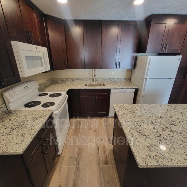 Building Photo - 4401 S 27th St Unit B14