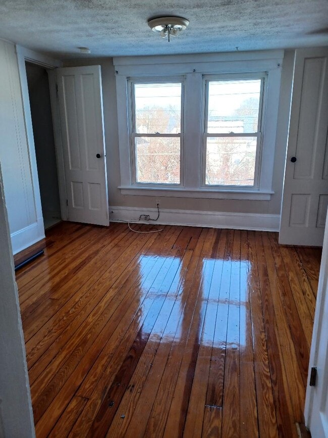 Living room - 252 Elm St Unit 3