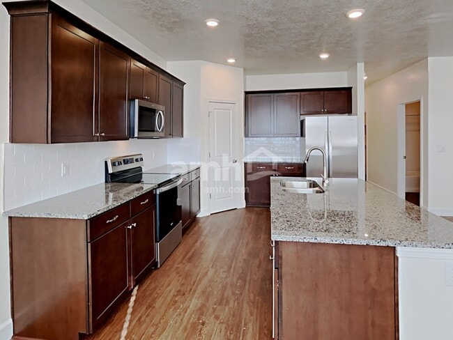 Photo - 1085 Wagon Way