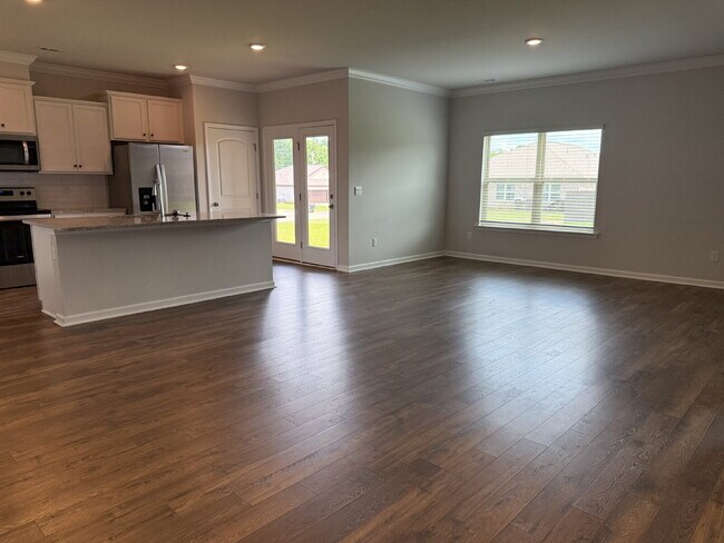 "Charming 3-Bedroom Retreat with Granite Elegance in Huntsville!"