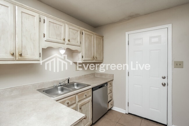 Photo - 5841 Hickory Cmns