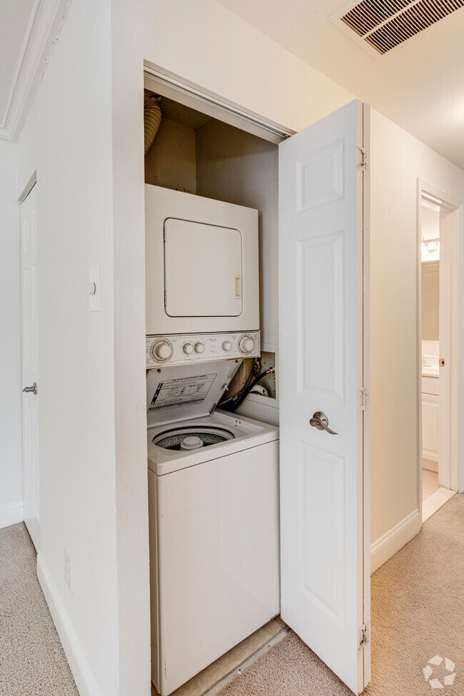 2BR, 1.5BA - 873SF