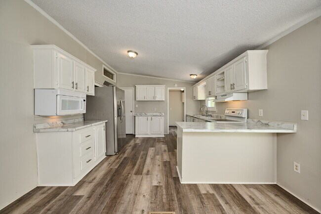 Photo - For Rent: 4+BR, 3BA