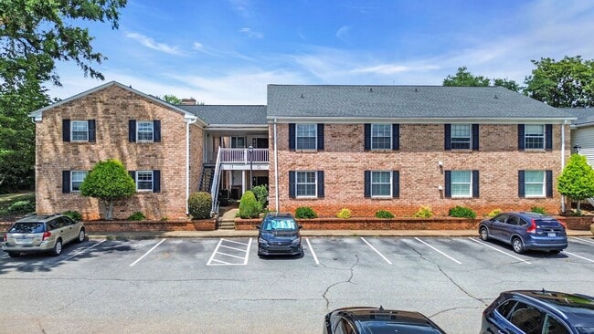 Building Photo - Prime Greenville Location! 3BR Ground Floor Condo in Gated Community