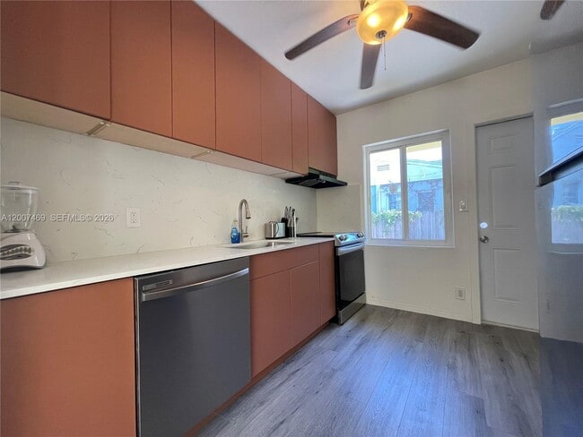 Building Photo - 401 NE 14th Ave Unit C