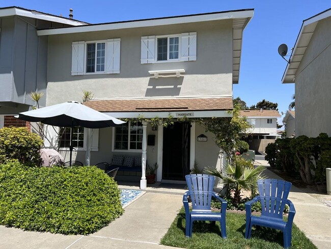 Bright & Airy 2-Bedroom End Unit Townhome - Bright & Airy 2-Bedroom End Unit Townhome