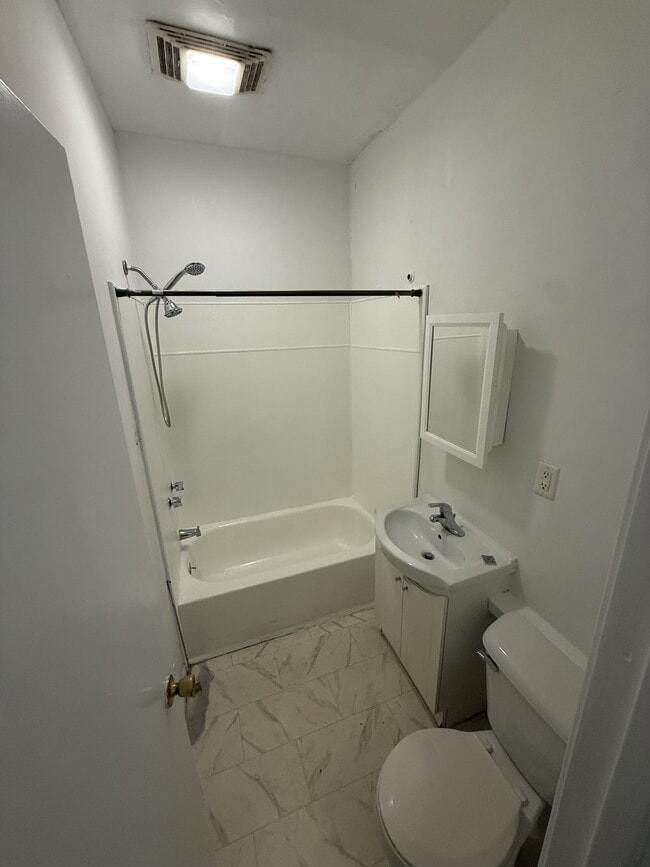 Photo - 1127 Ross Ave E Unit 2