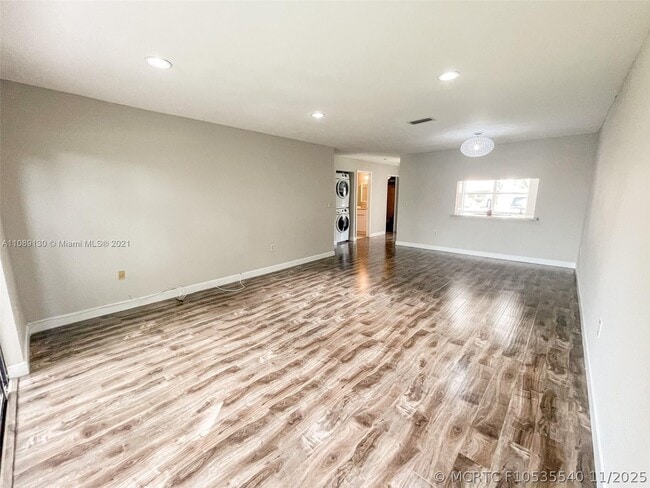 228 Lakeside Cir