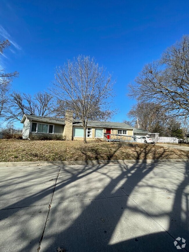 Building Photo - 1501 Sherwood Way Rental