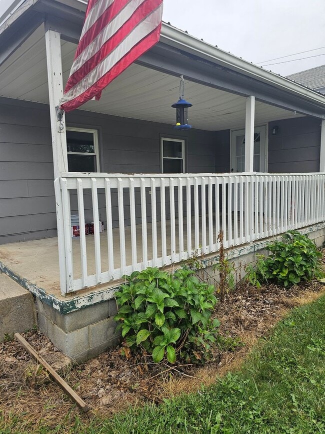 Building Photo - 2BR Remodeled House Hollidaysburg