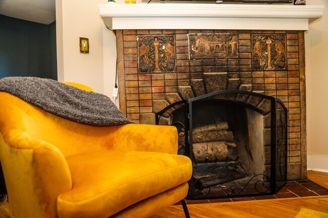 Photo - 111 E 11th St