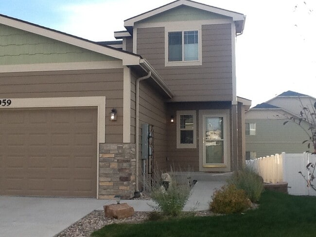 Building Photo - 3 BEDROOM, 2.5 BATHROOM SADDLE RIDGE TWINHOME