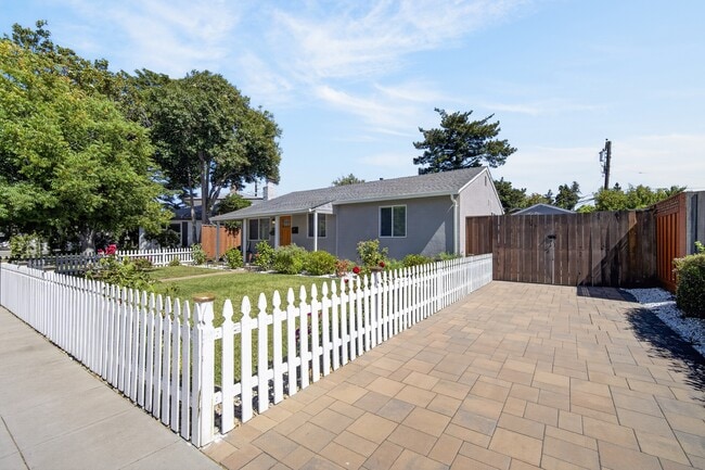 Photo - 2018 Redbush Terrace