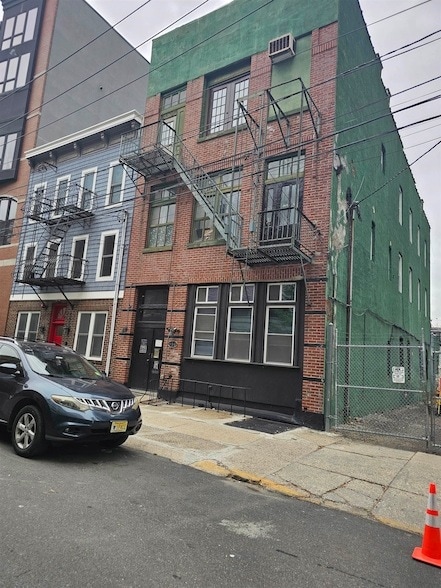 Building Photo - 196 Morgan St