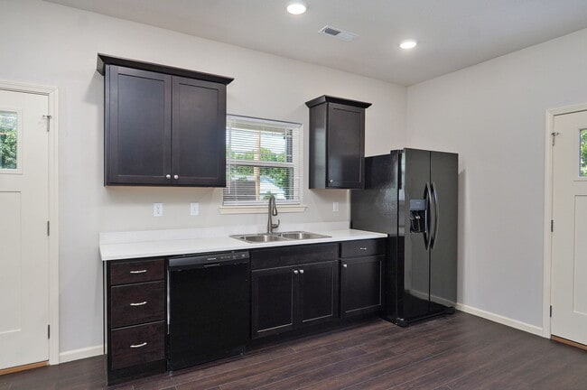 Photo - 1320 E Elm St