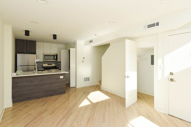 Building Photo - 1016 W Grace St Unit J01P