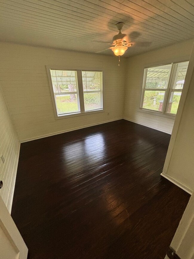 Photo - Charming 3 Bedroom Home with Rustic Farmho...