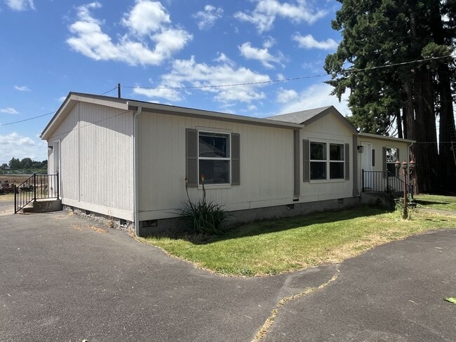 Photo - 3 bedroom, 2 bath Home in the Country, Available Now!