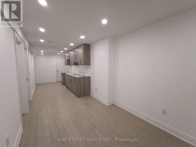Photo - 267 Bathurst Glen Dr