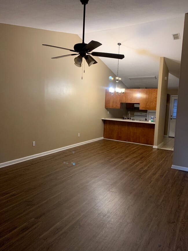 Photo - 1503 E College St