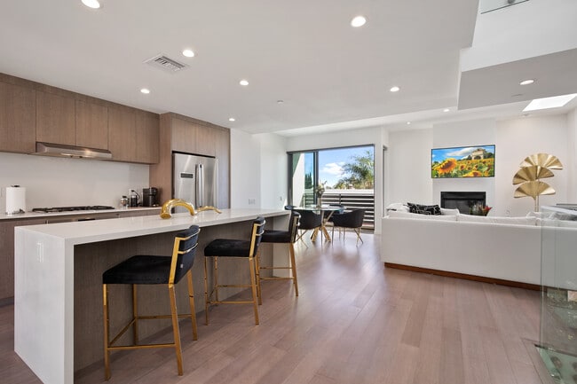 Photo - 823 N Fuller Ave Unit E