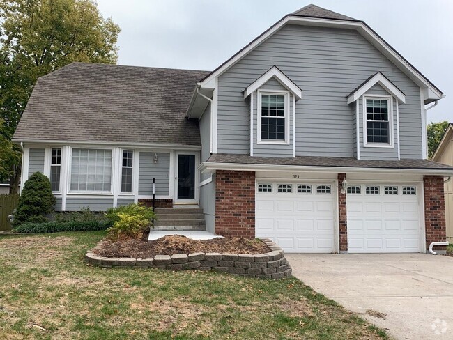 Building Photo - Large 4 Bedroom/3 Bath Home in Lee's Summit