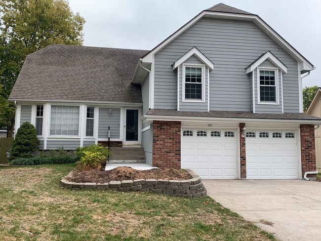 Large 4 Bedroom/3 Bath Home in Lee's Summit - Large 4 Bedroom/3 Bath Home in Lee's Summit