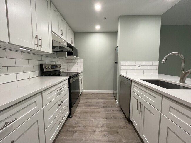 Photo - 1BD/1BA RiverPlace Condo - Secure Parking Included. Walk to OHSU, Waterfront, Shops & Restaurants. Unit 303
