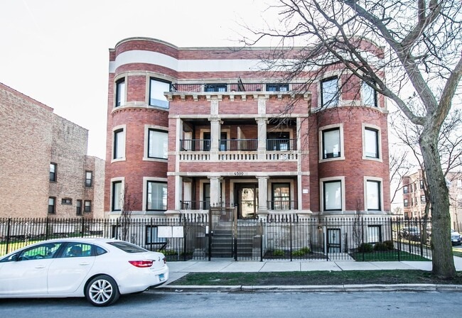 Building Photo - Stylish Bronzeville 2BR with Parking, Storage & Modern Finishes Unit 2W