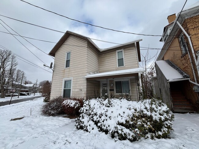 Building Photo - Beautiful 3 Bedroom Home with Large Back Yard and Deck!