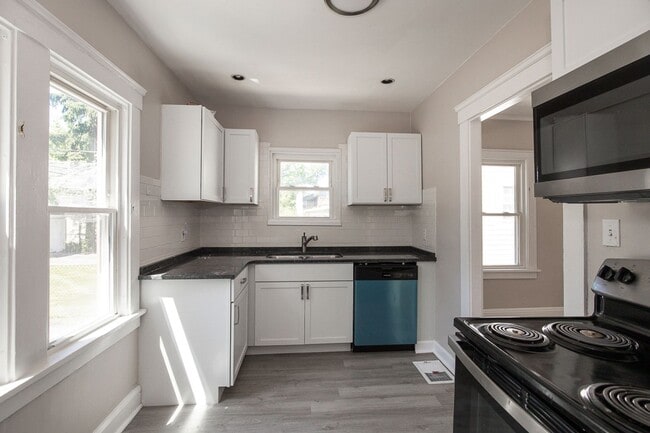 Building Photo - 3300 Dellwood Rd Unit Right