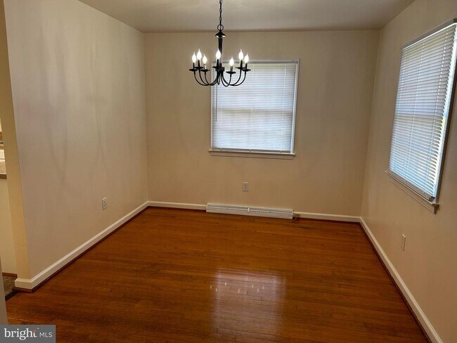 Photo - 525 Azalea St