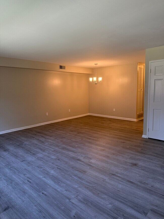 Living Room - 33 Windemere Apartments