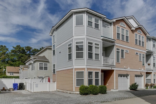 Photo - 4815 Lake Dr