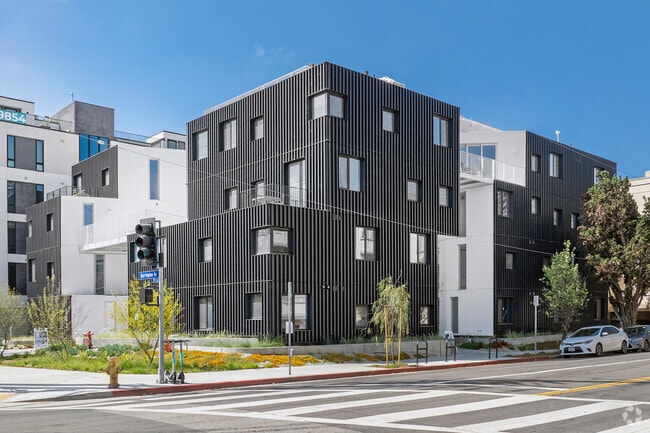 Building Photo - Comma Barrington Rental