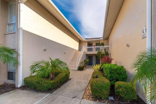 Photo - Conveniently located, furnished, 2 Bed, 2 ...