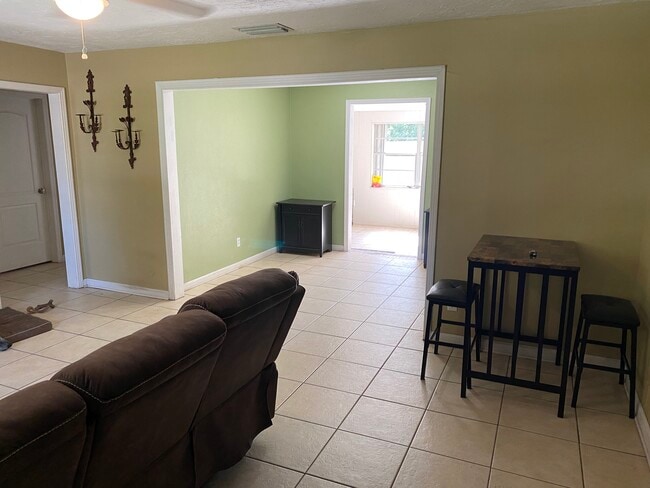 Photo - 2976 Poplar St