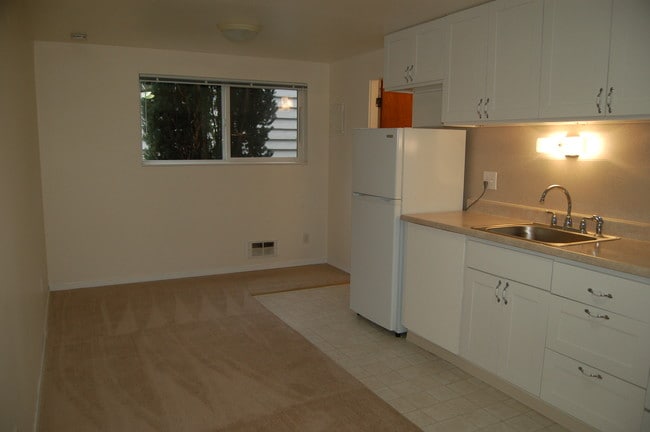 Studio - Park Royal Apartments