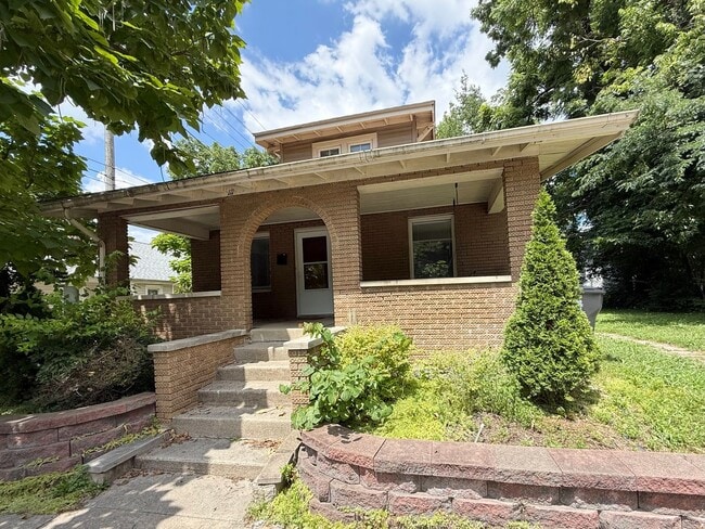 Building Photo - 111 1/2 E. Wylie St- Upstairs