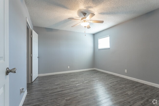1 BR, 1 BA - 700 SF