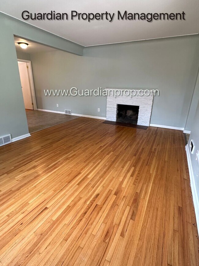 Photo - Crosstown Side By Side, Washer/Dryer In Unit, 1 Garage Space, Hardwood Floors, Dishwasher