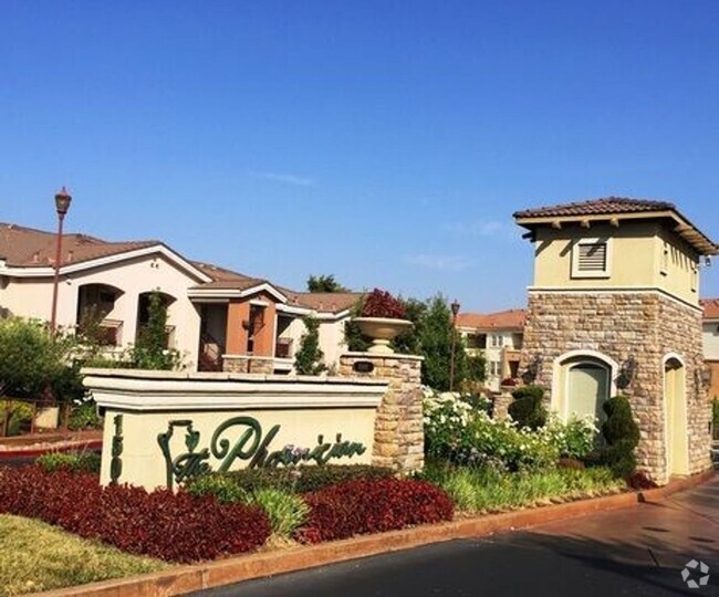 Building Photo - NICE TOWNHOUSE IN ROSEVILLE!!