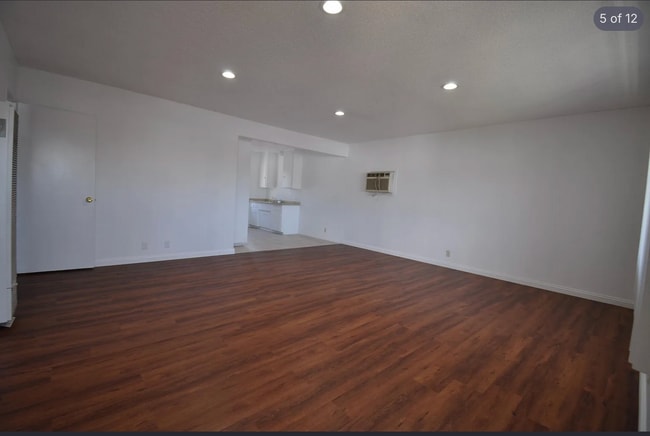 327 E Navilla Pl