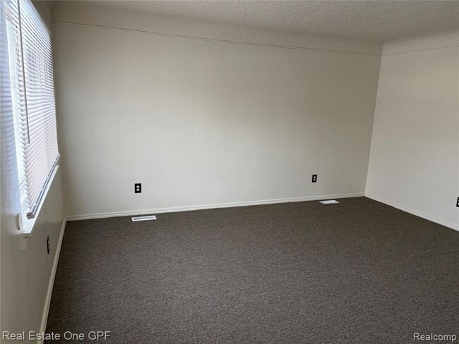 Photo - 14960 Alberta Ave