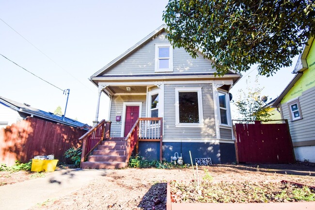 Building Photo - Adorable 3bdrm Home in Great Neighborhood! Lovely Yard and Detached Garage!