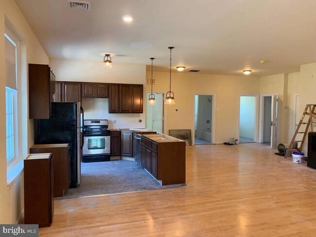 Photo - 100 W Merchant St