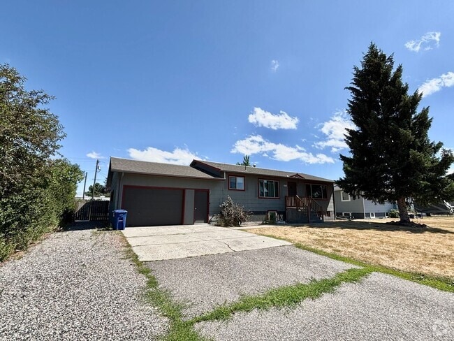Building Photo - Spacious 4-Bedroom, 2-Bath Home with Room ...