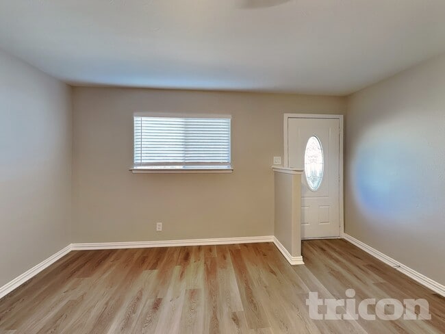 Photo - 902 Woodbrook St