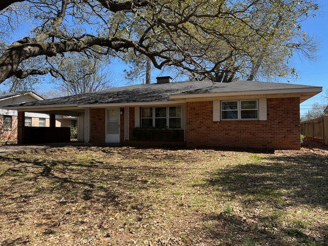 Newly remodeled Broadmoor 3BR/2BA. New app... - Newly remodeled Broadmoor 3BR/2BA. New app... House